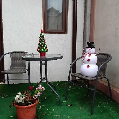 Aura'S West Accommodation Private Parking In Front Yard Bucharest Exterior photo