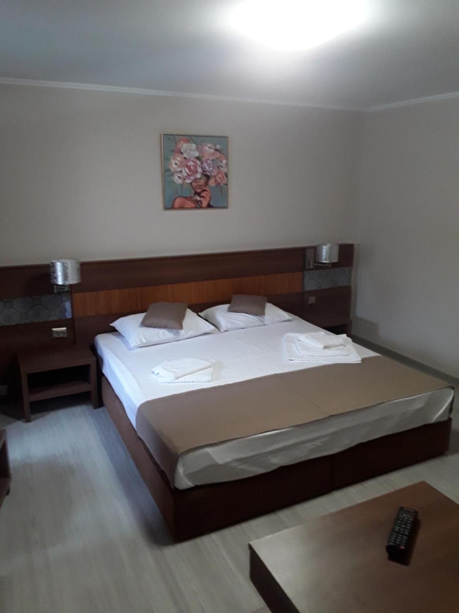 Aura'S West Accommodation Private Parking In Front Yard Bucharest Exterior photo