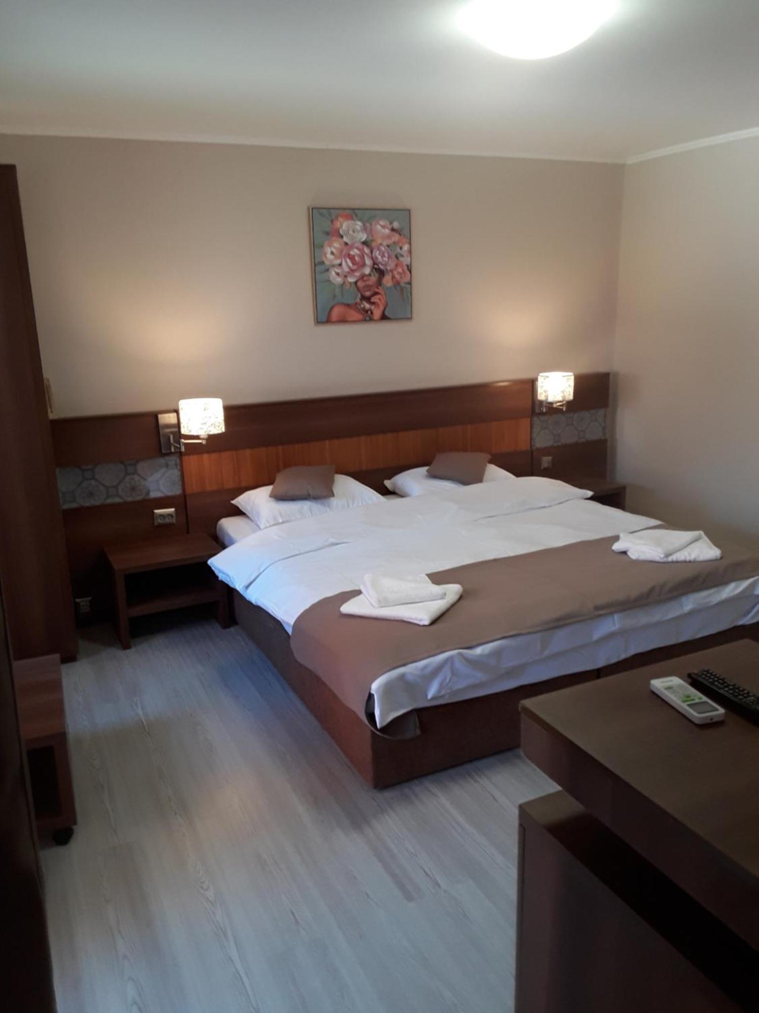 Aura'S West Accommodation Private Parking In Front Yard Bucharest Exterior photo